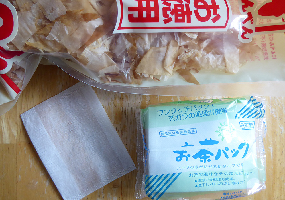 katsuobushi and tea infusing bag